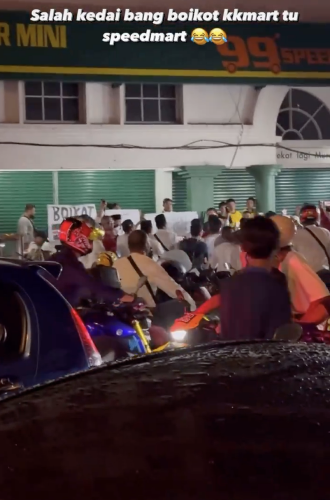 Netizen Geli Hati Sekumpulan Anti-KK Mart ‘Tersalah’ Kedai Semasa Buat Protes
